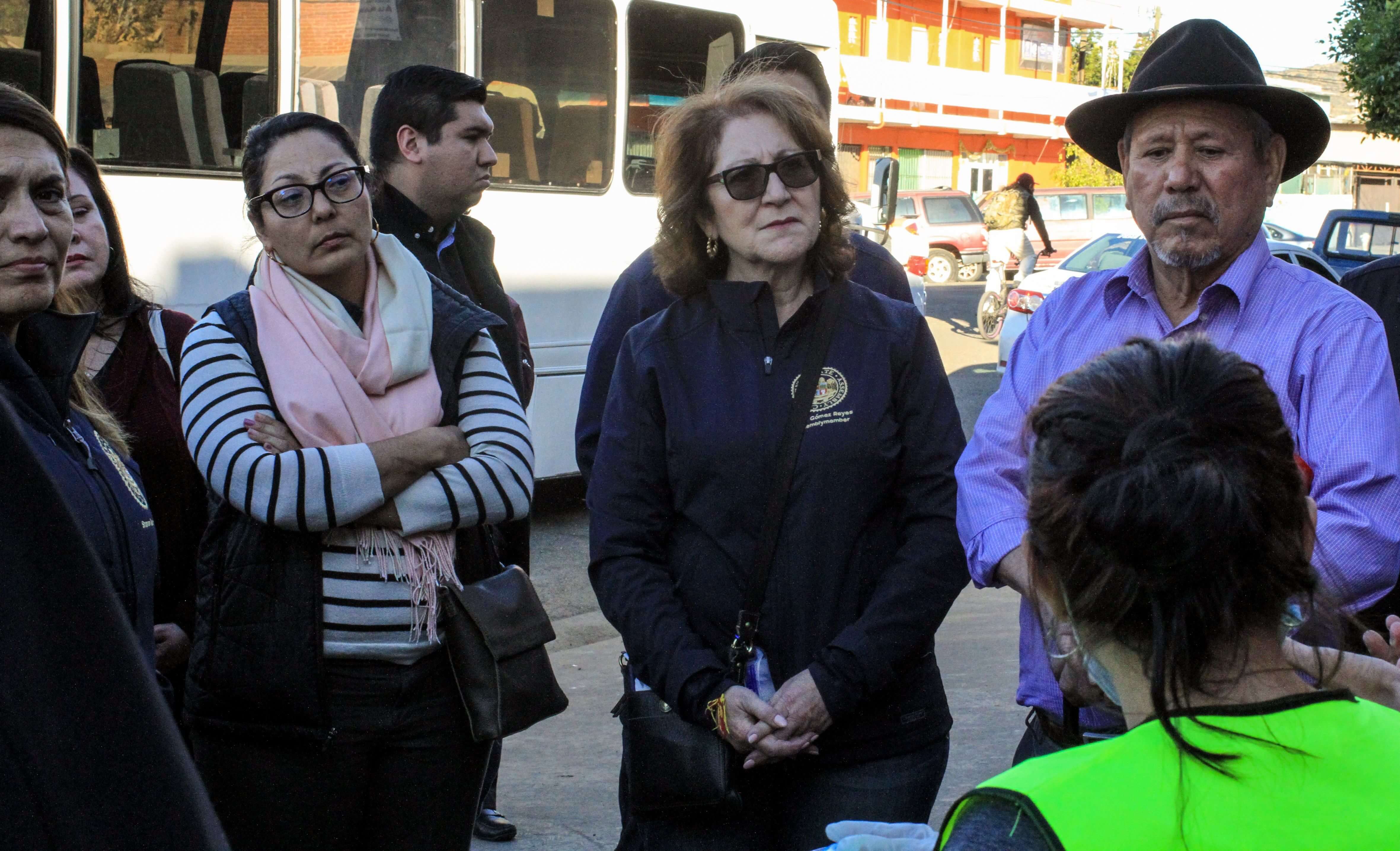 Senadores de California visitan caravana migrante en Tijuana