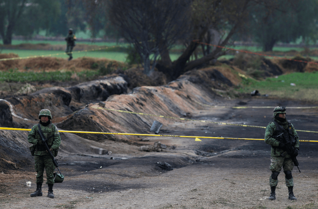 Soldados vigilan la zona de la explosión en Tlahuelilpan. (AP) 