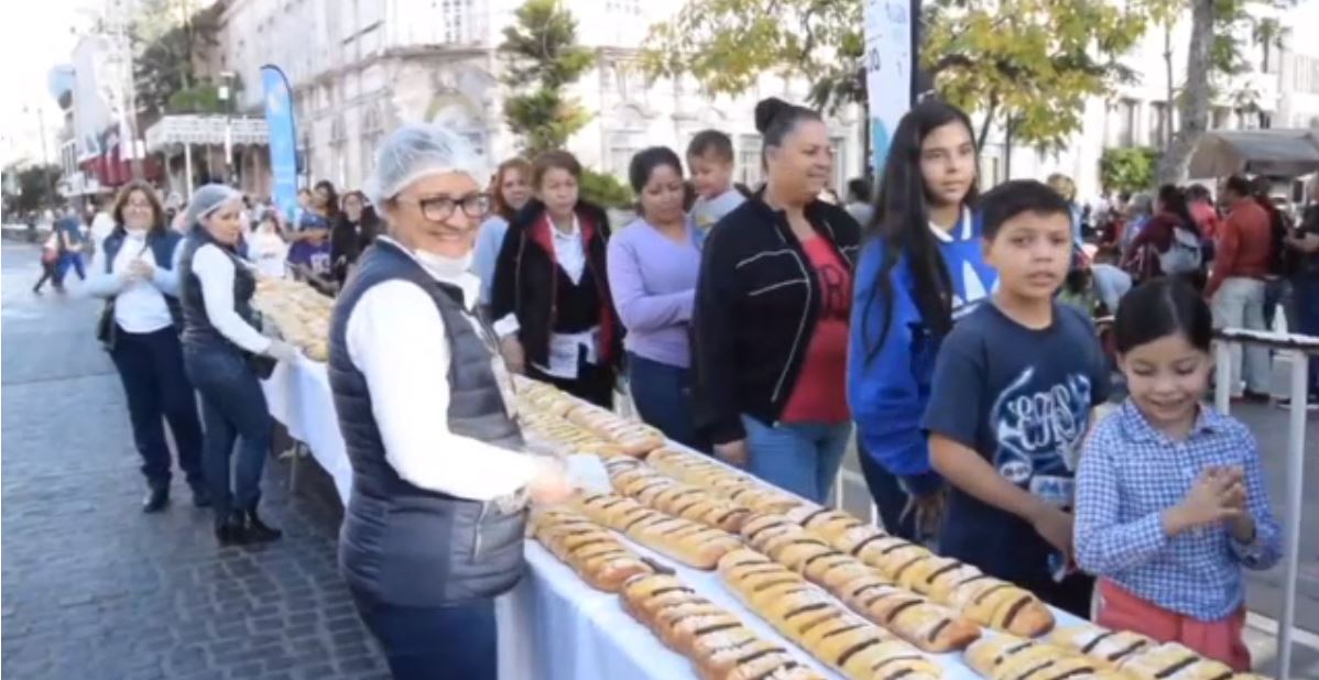 Cientos de niños disfrutan de una rosca de Reyes gigante en Aguascalientes