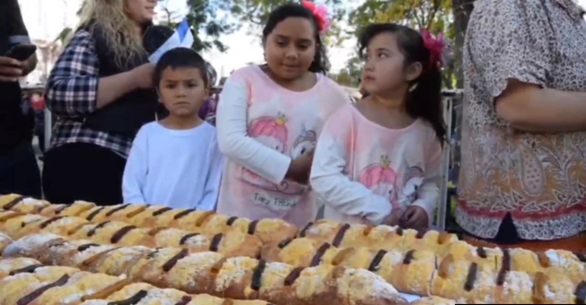Cientos de niños disfrutan de una rosca de Reyes gigante en Aguascalientes