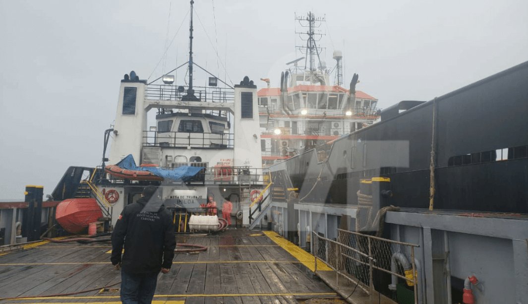 FOTO: Autoridades de Tabasco investigan dos buques por presuntamente transportar combustible robado