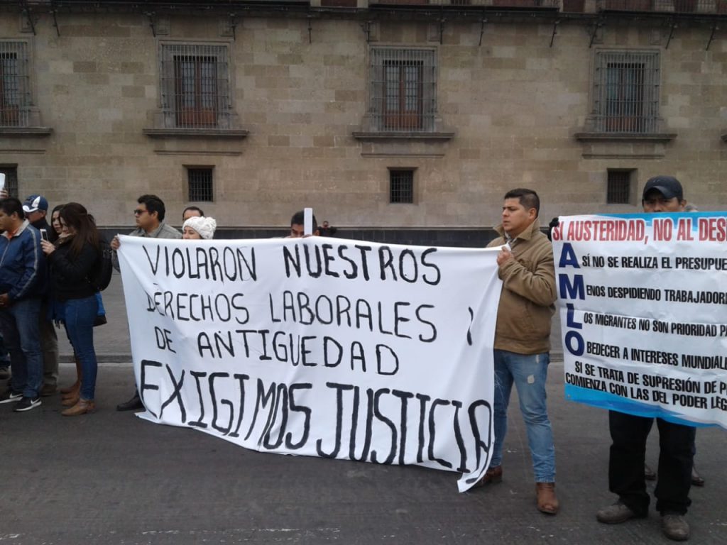 Trabajadores del SAT protestan frente a Palacio Nacional