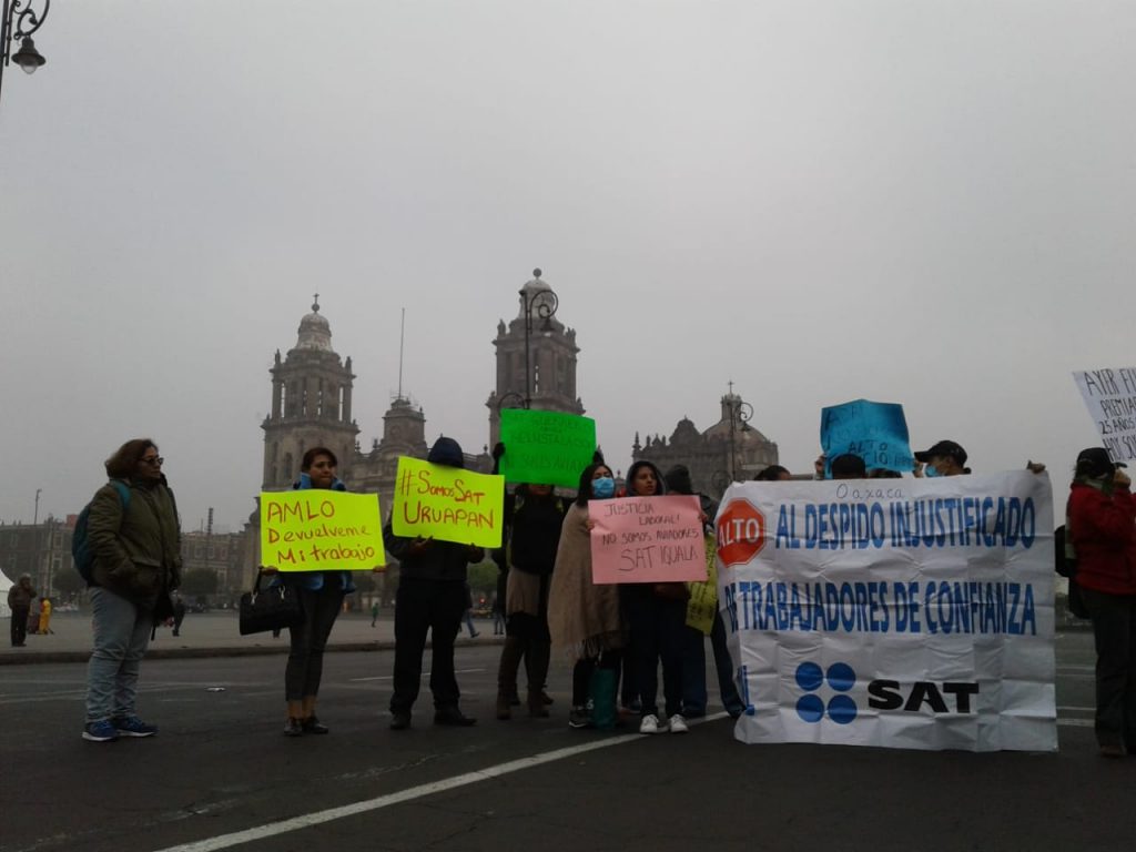 Trabajadores del SAT protestan frente a Palacio Nacional