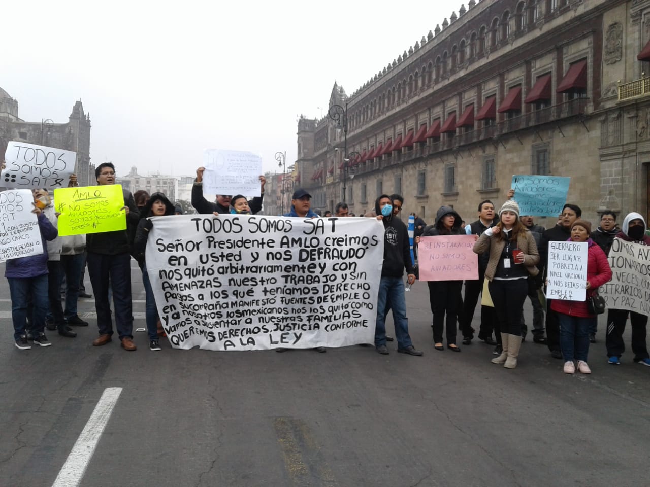 Trabajadores del SAT protestan por despidos injustificados