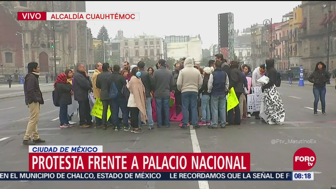 Trabajadores del SAT se manifiestan frente a Palacio Nacional