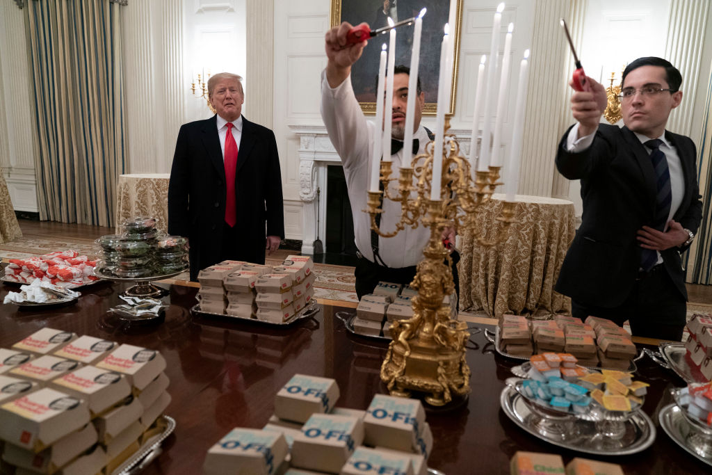 Trump recibe con miles de hamburguesas a campeones Clemson