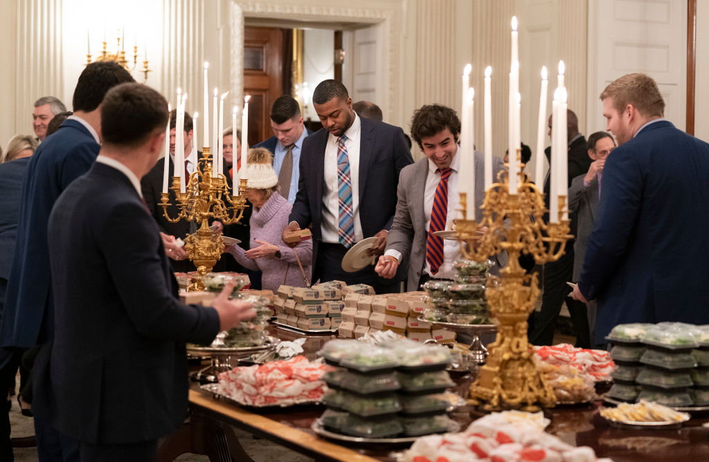 Trump recibe con miles de hamburguesas a campeones Clemson