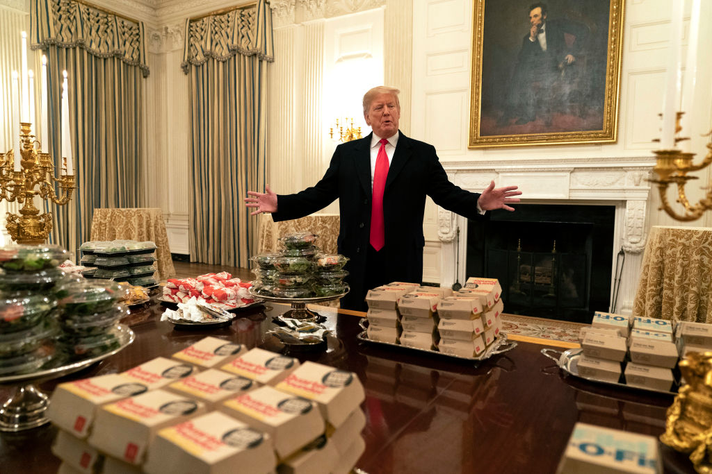 Trump recibe con miles de hamburguesas a campeones universitarios de futbol americano