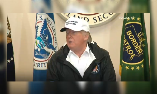 Trump visita la frontera con México; 'nos urge un muro', advierte