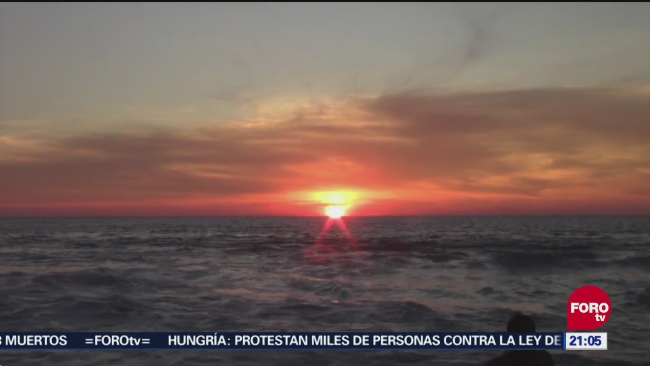 Turistas disfrutan puestas de sol en playas de Puerto Escondido
