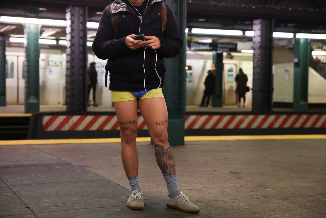 Un hombre mira su teléfono mientras espera el convoy en el metro de Nueva York (Reuters)