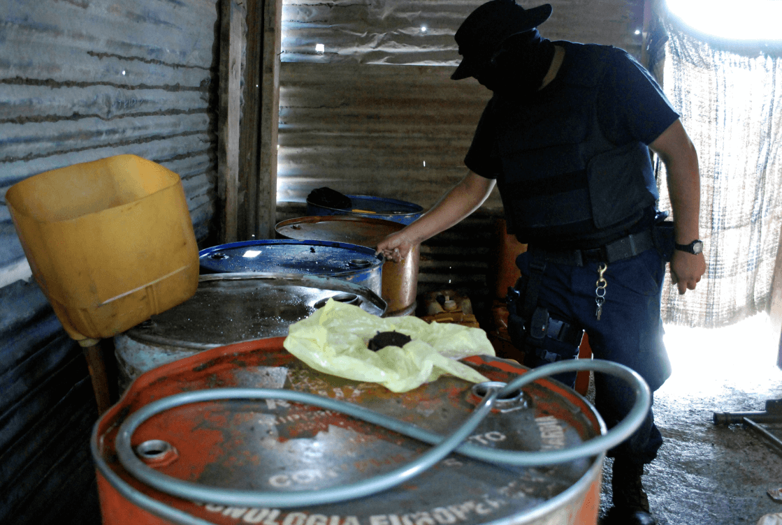 Un policía revisa tambos con diésel robado en Apodaca. (Reuters, archivo) 