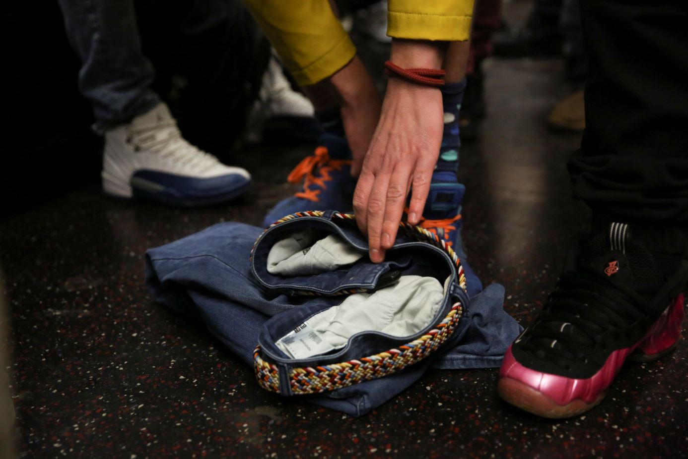 Una persona remueve sus pantalones durante el viaje del metro que lo llevará a Union Square, el punto de reunión final del evento (Reuters)