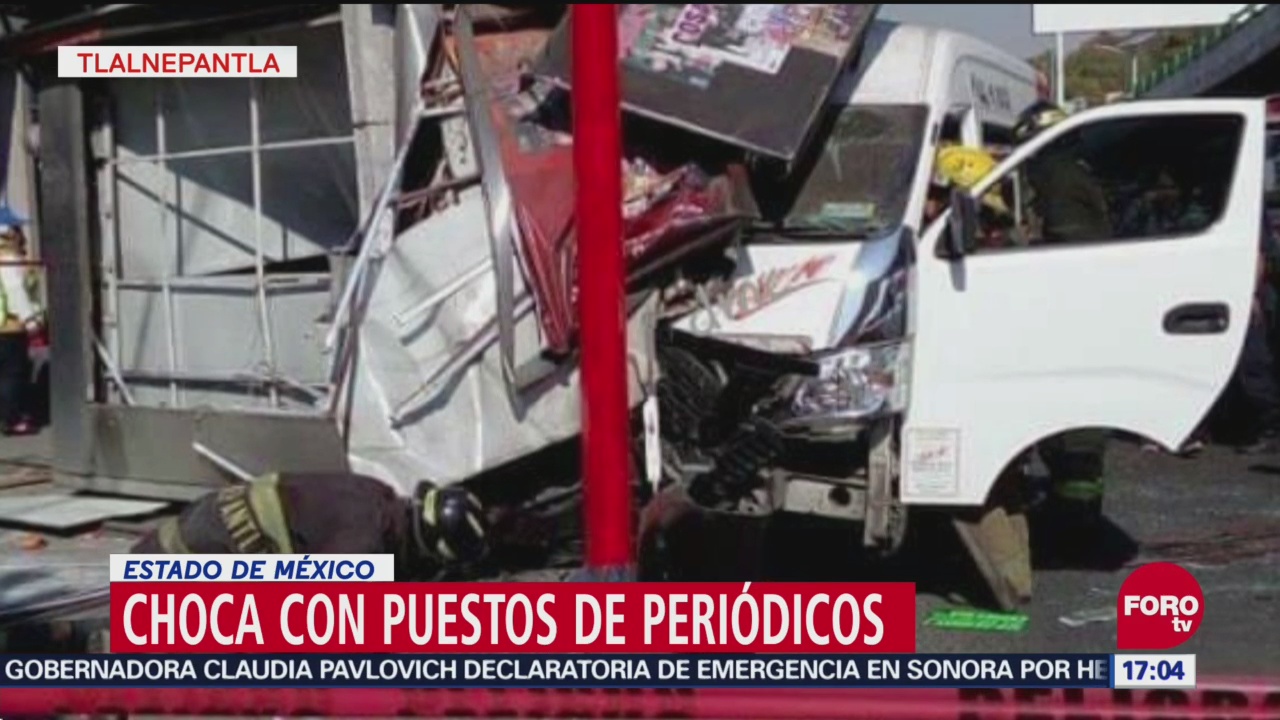 Unidad de transporte público choca contra puesto de periódicos en Tlalnepantla