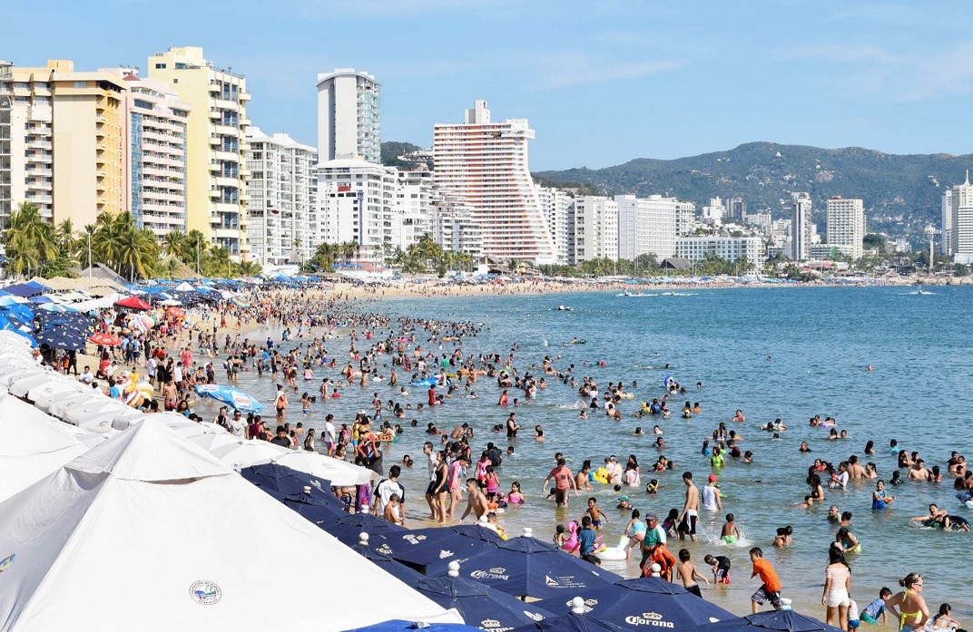 Turistas disfrutan las últimas horas de vacaciones en Acapulco