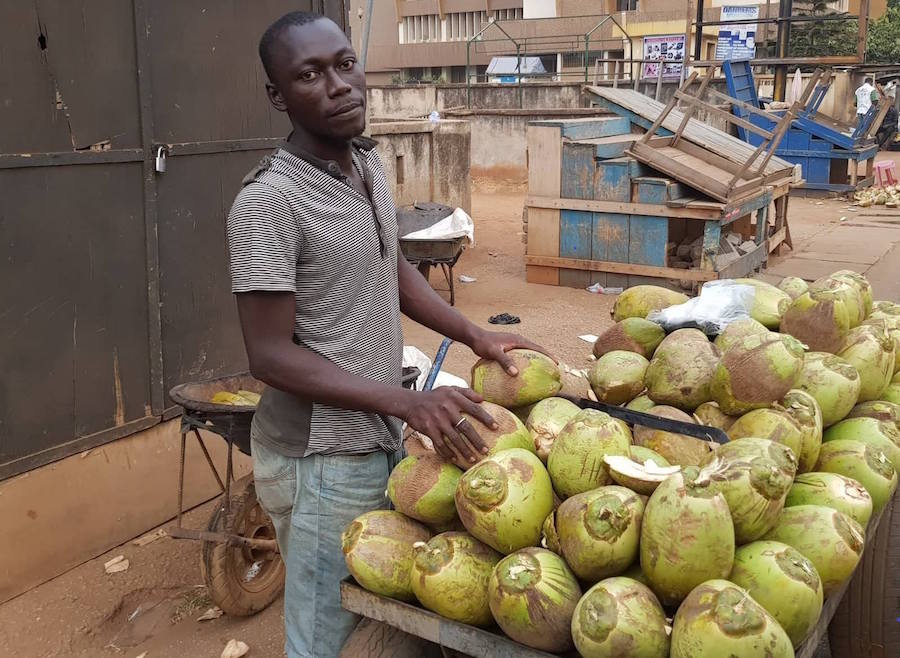 Estudiante universitario vende cocos para pagar su colegiatura