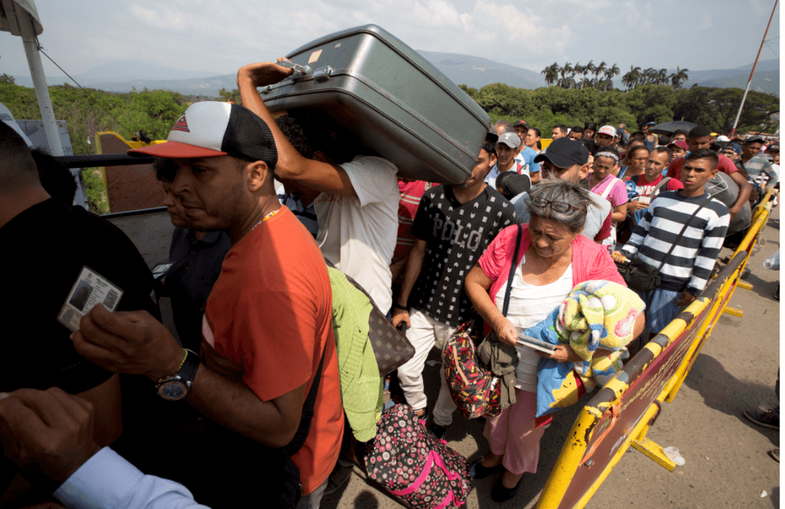 Venezolanos huyen de su país por la crisis económica. (AP, archivo) 