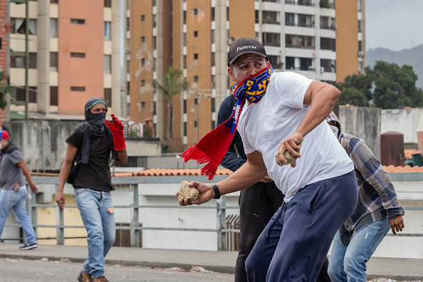 Foto: Manifestantes opositores lanza piedras a policías en Venezuela, 23 de enero 2019