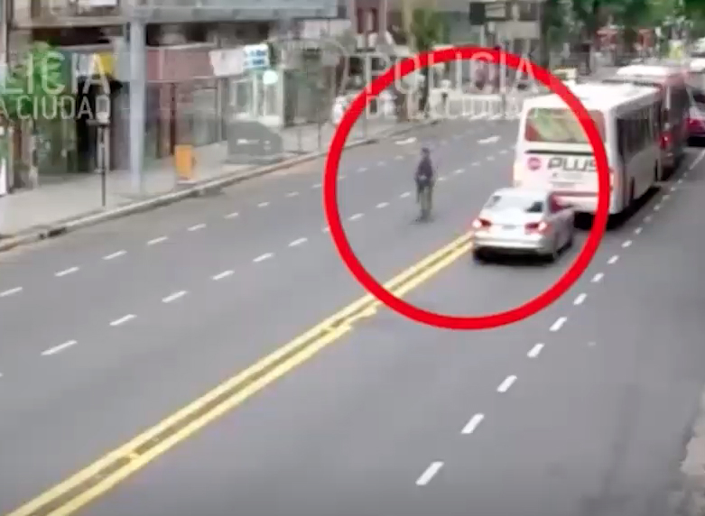 Ciclista persigue a asaltante en motocicleta y lo derriba