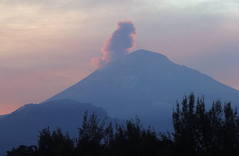 Volcán Popocatépetl emite 254 exhalaciones de vapor de agua y ceniza