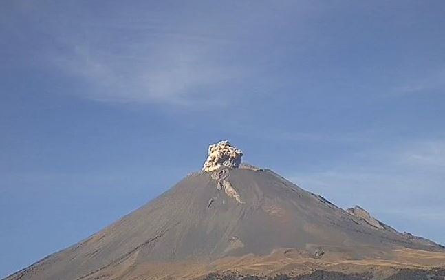 Emite Popocatépetl fumarola con contenido de ceniza