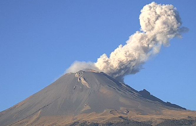 Volcán Popocatépetl emite columna de vapor y gas; captan paso de estrella fugaz