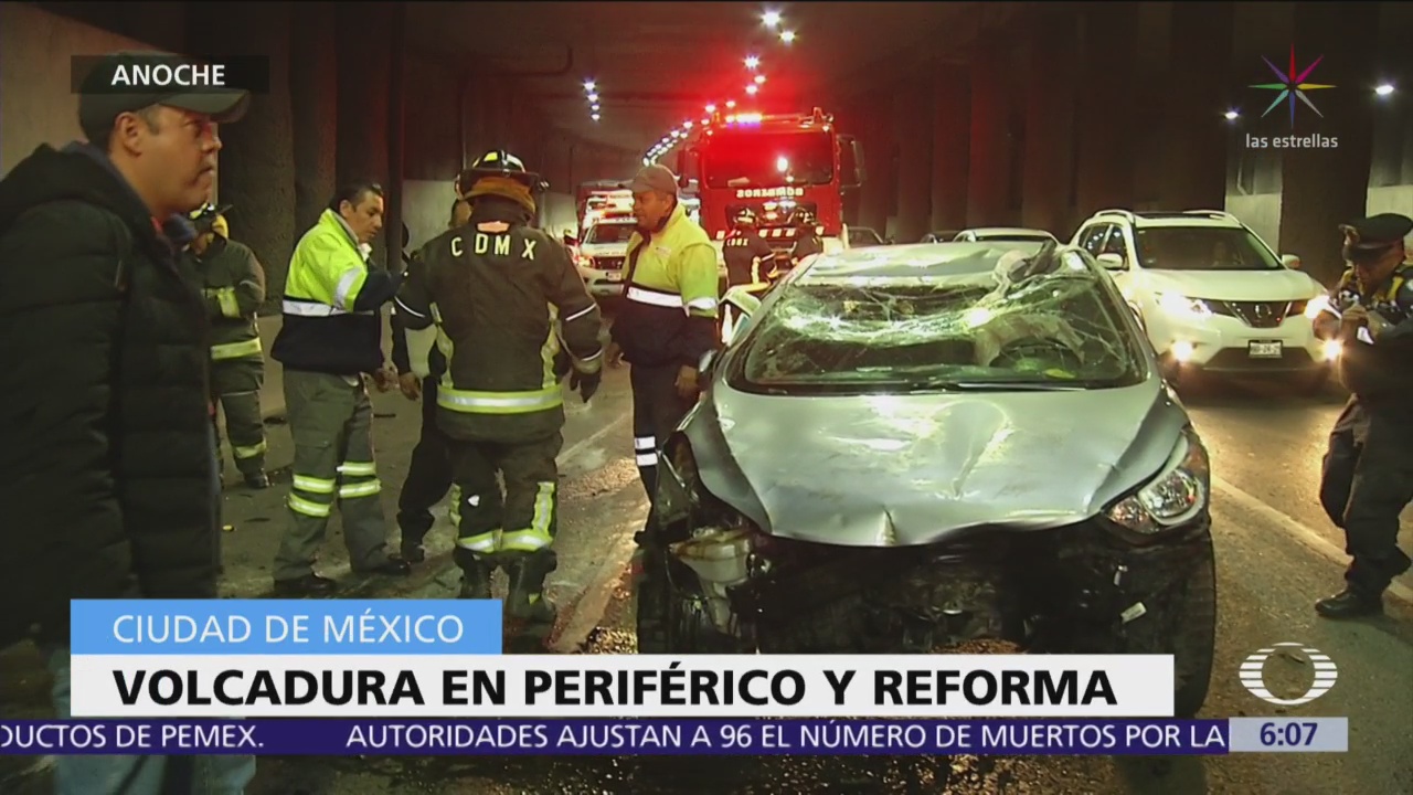 Vuelca automóvil tras persecución policiaca en Periférico, CDMX
