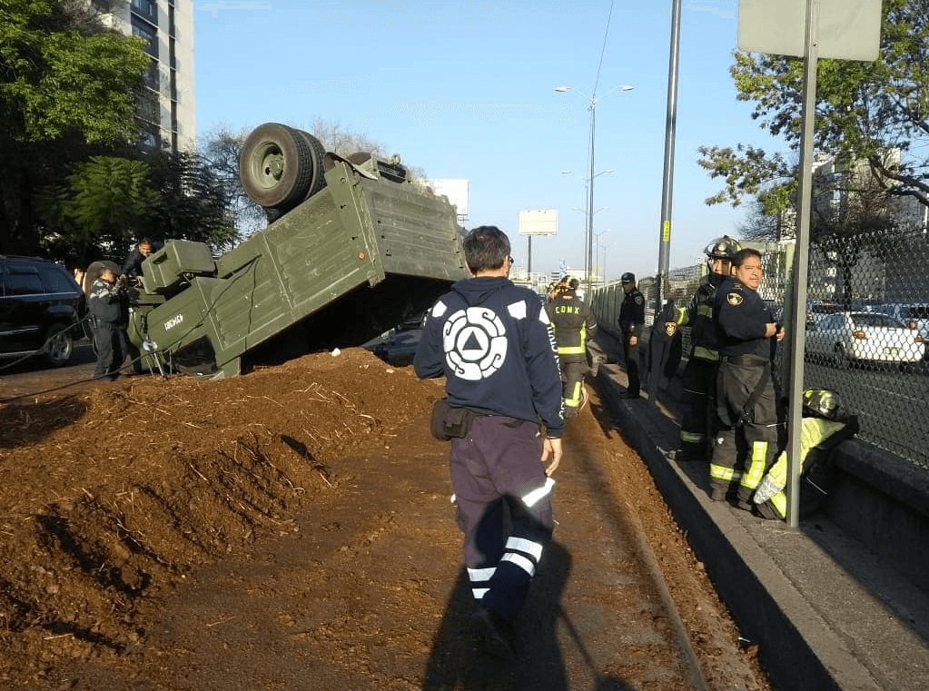 Vuelca camión con abono en Periférico Sur. (@ciemergencias)