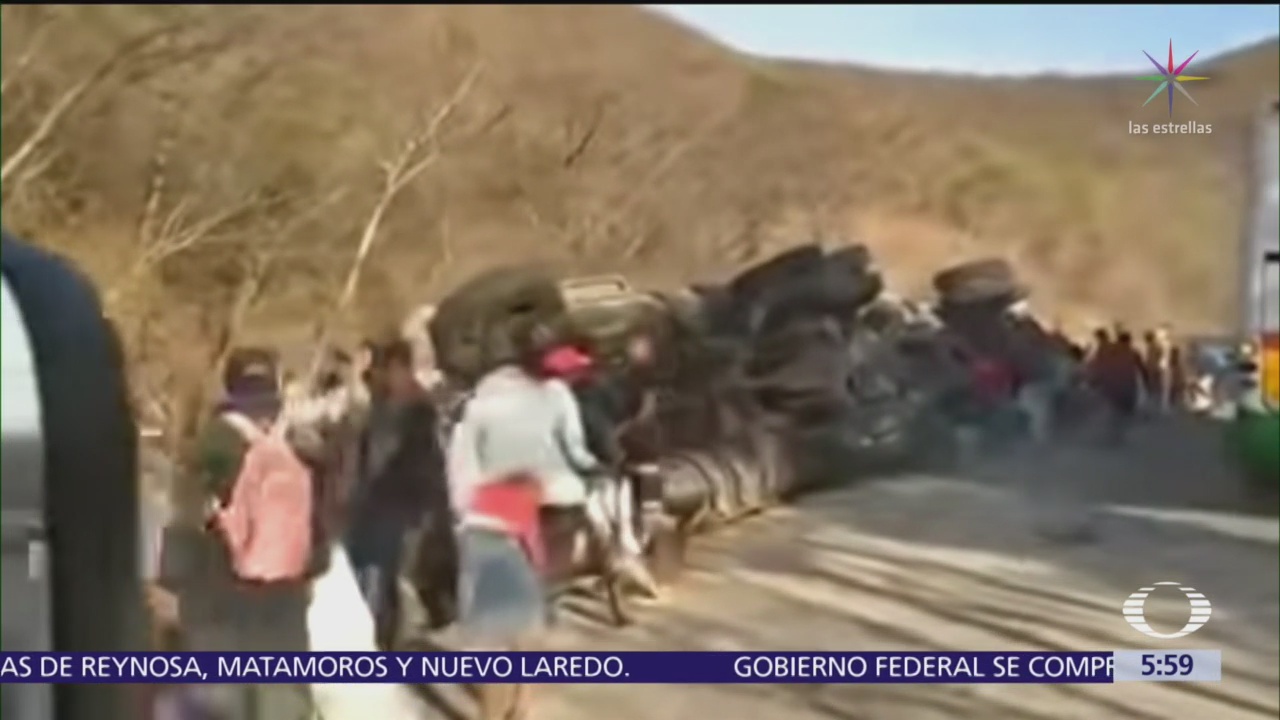Vuelca camión con cemento en Oaxaca y pobladores se llevan cargamento