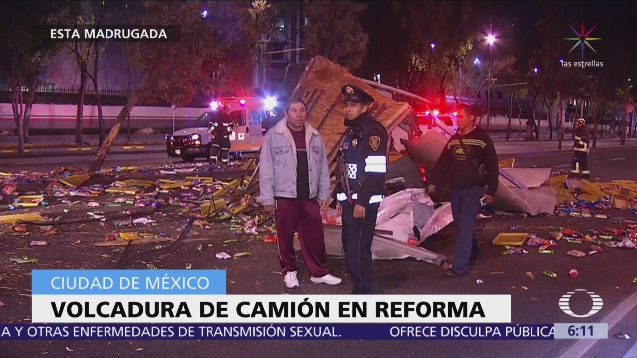 Vuelca camión en Paseo de la Reforma, CDMX