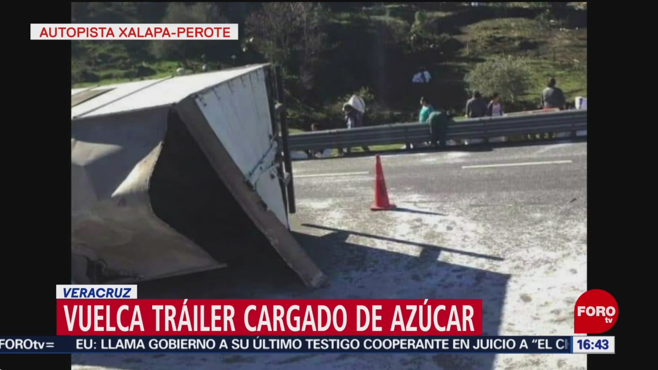 Vuelca tráiler cargado de azúcar en la autopista Xalapa-Perote
