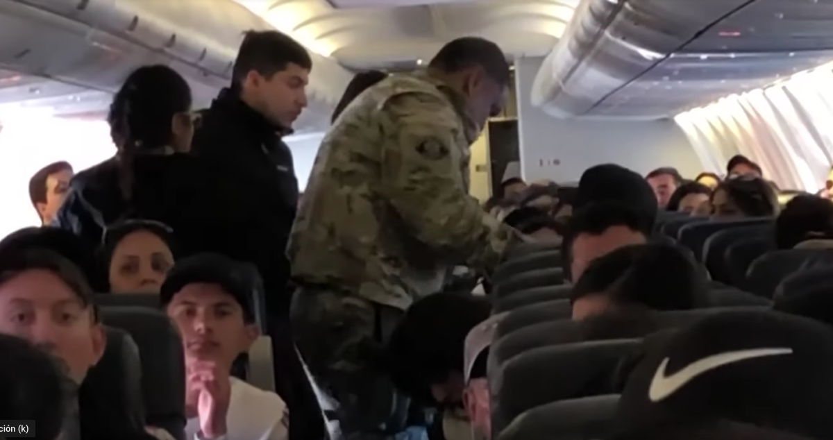 Video: Desvían vuelo de Aeroméxico y la espera provoca caos entre los pasajeros