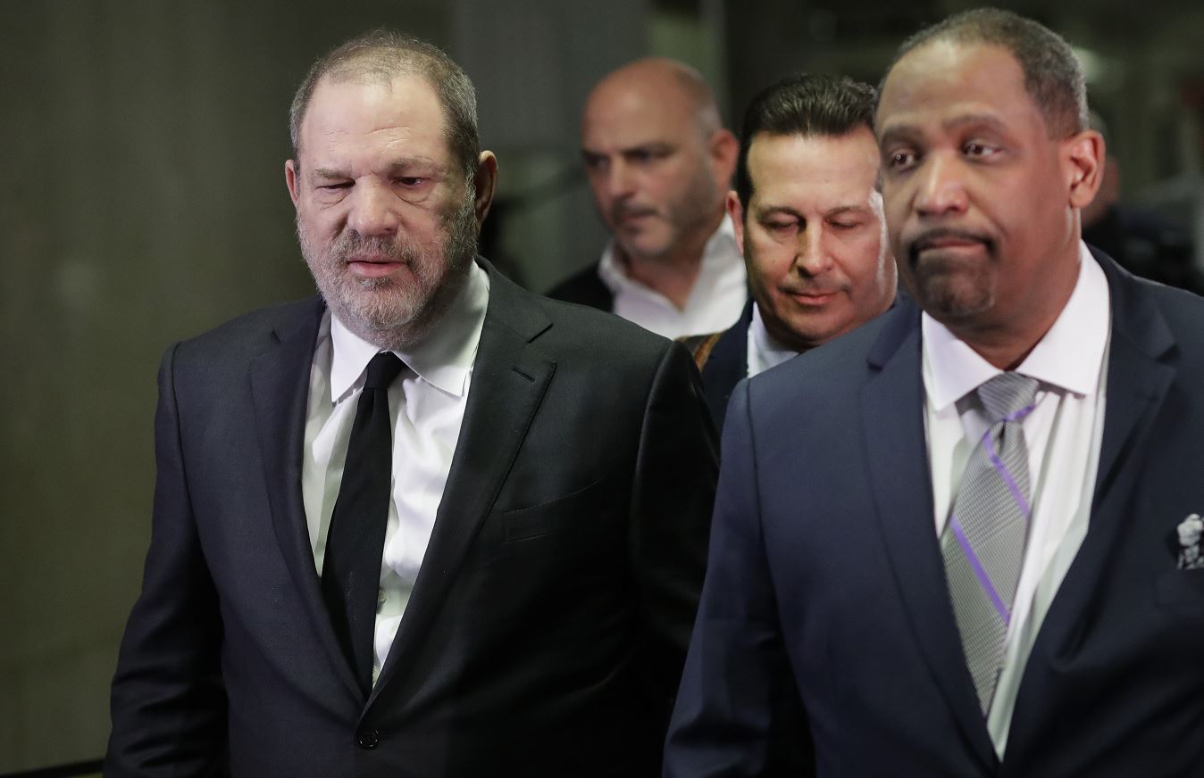 Foto: Harvey Weinstein (d), abandona el tribunal de Nueva York, 25 enero 2019