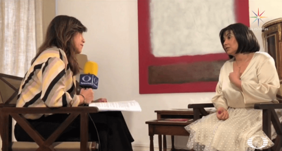 Yolanda Fernández charla con Claudia Patricia Díaz Guillén. (Noticieros Televisa)