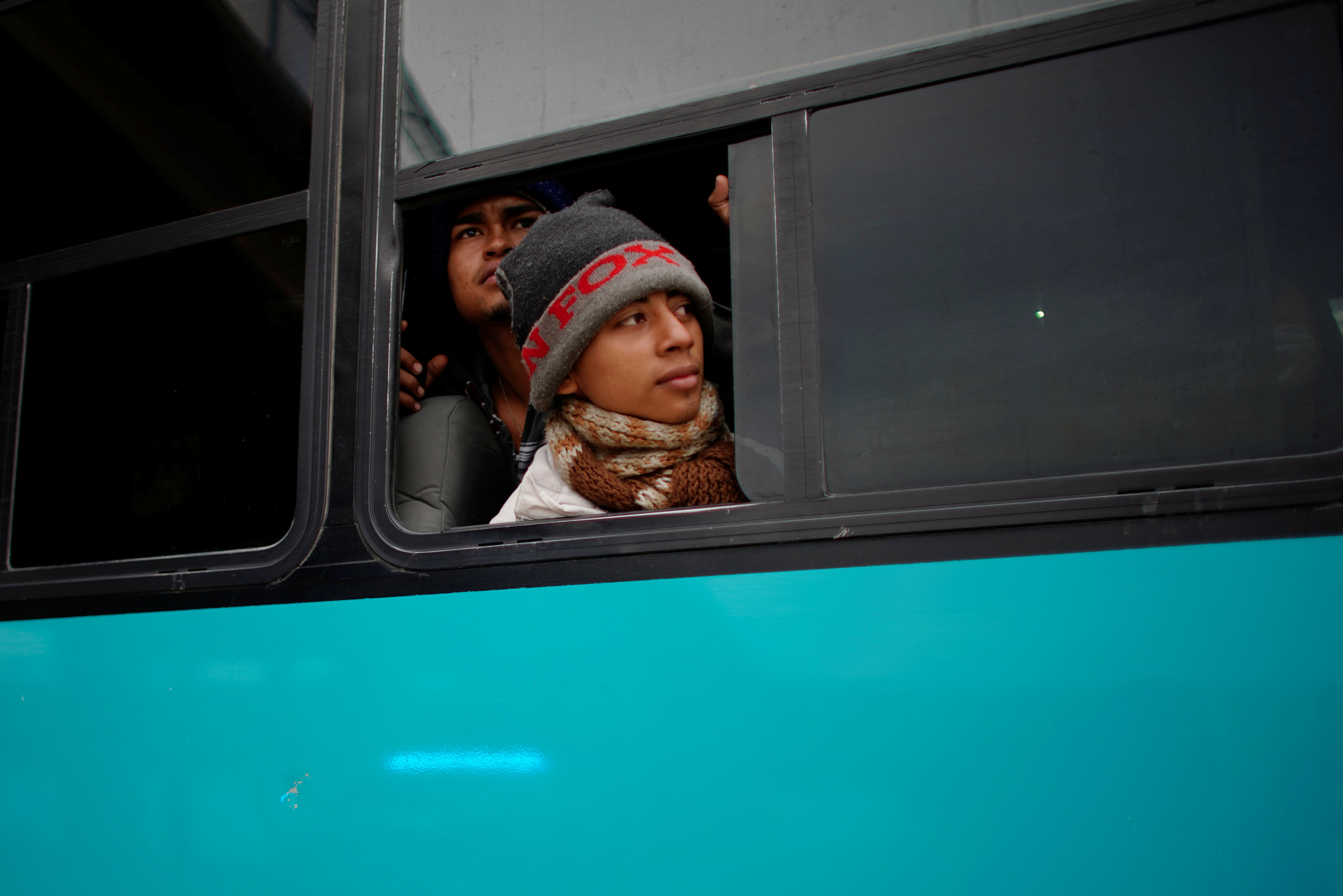 Autoridades de Chiapas trasladan a migrantes centroamericanos en autobuses