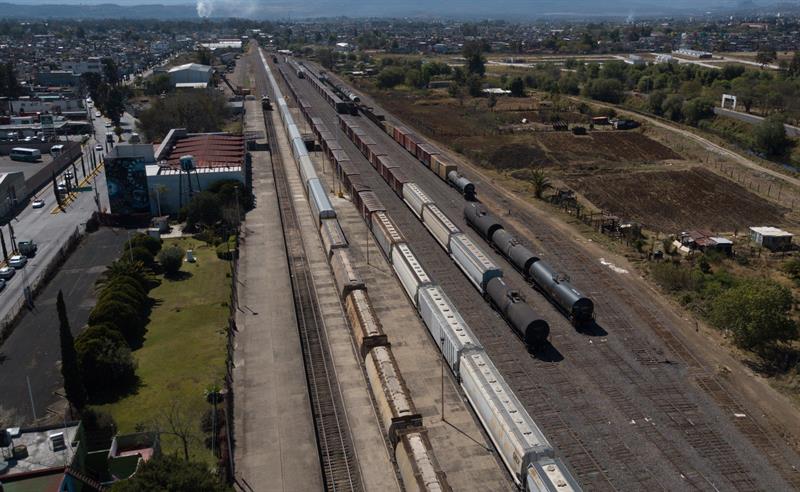 Usan camiones para trasladar mercancía varada por CNTE en Michoacán