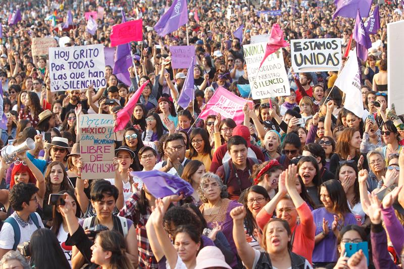 Miles de mujeres marchan contra feminicidios y secuestros en la CDMX