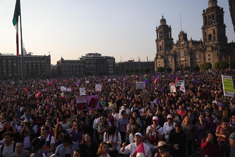 Foto: La marcha era encabezada con una pancarta en la que se leía el mensaje "Alto a los secuestros y a los feminicidios en la CDMX", el 2 de febrero de 2019