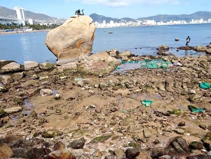 Mar se aleja diez metros de la playa en Acapulco
