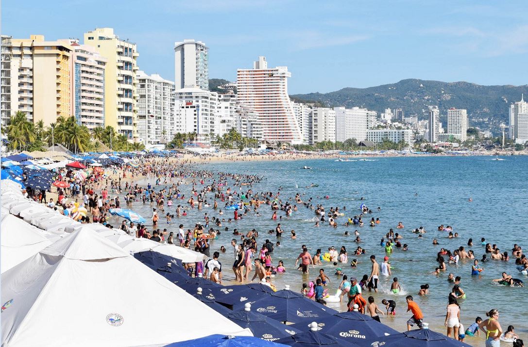 Cientos de turistas llegan a Acapulco para disfrutar del fin de semana largo