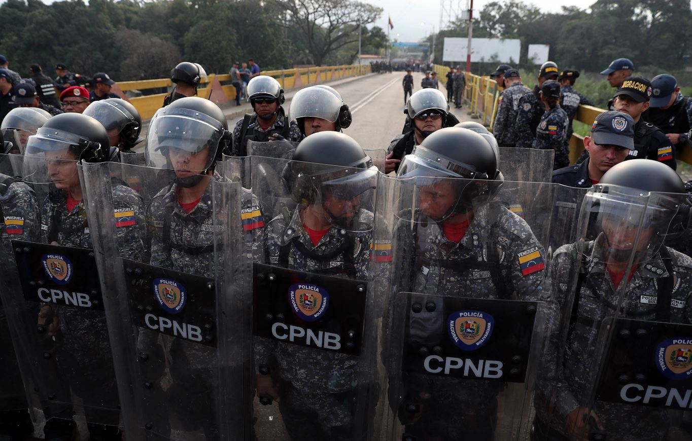 fOTO: Agentes venezolanos bloquean el paso sobre el Puente Simón Bolívar este sábado, en Cúcuta, 23 febrero 2019