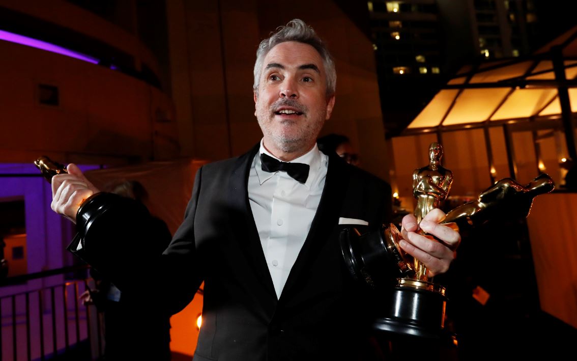 Foto: Alfonso Cuarón se llevó este domingo los Oscar a mejor dirección, mejor película extranjera y mejor fotografía, el 24 de febrero de 2019 (Reuters)