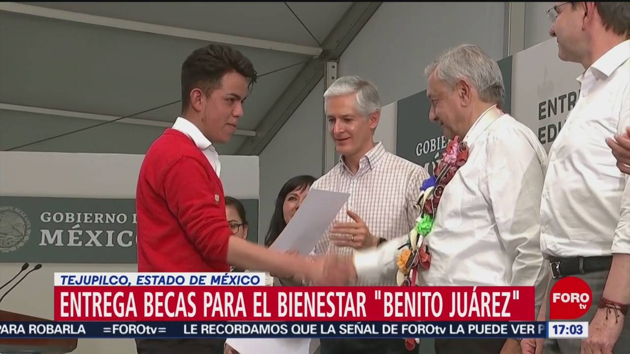 AMLO entrega becas ‘Benito Juárez’ en Tejupilco, Edomex