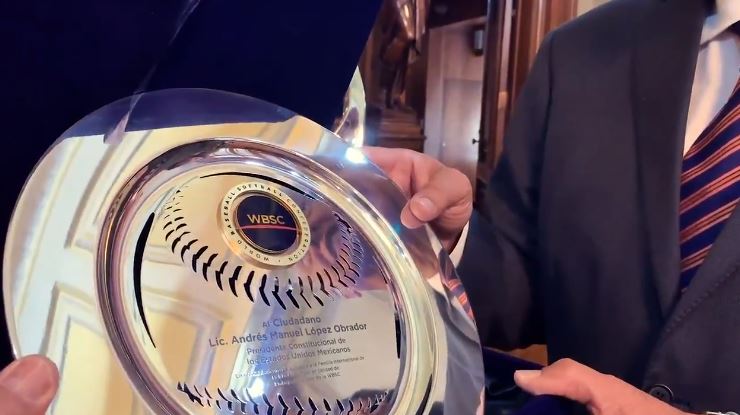 Foto: AMLO es nombrado embajador del béisbol en el mundo 13 febrero 2019