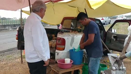 ¡Pa' su mecha que está sabroso¡, dice AMLO al comprar un jugo en Veracruz