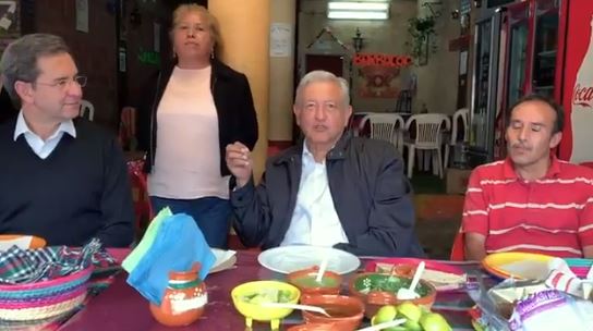 Foto: El presidente Andrés Manuel López Obrador se detuvo a comer quesadillas durante una gira de trabajo en el Estado de México, el 9 de febrero de 2019