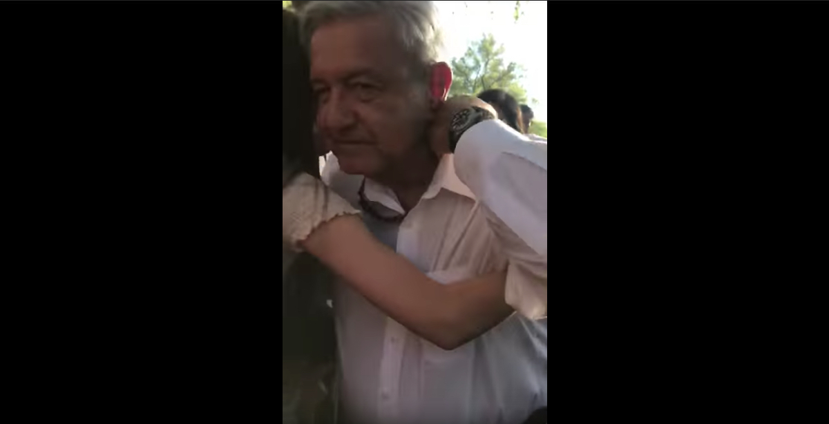Video: Niña llora emocionada tras recibir abrazo de AMLO