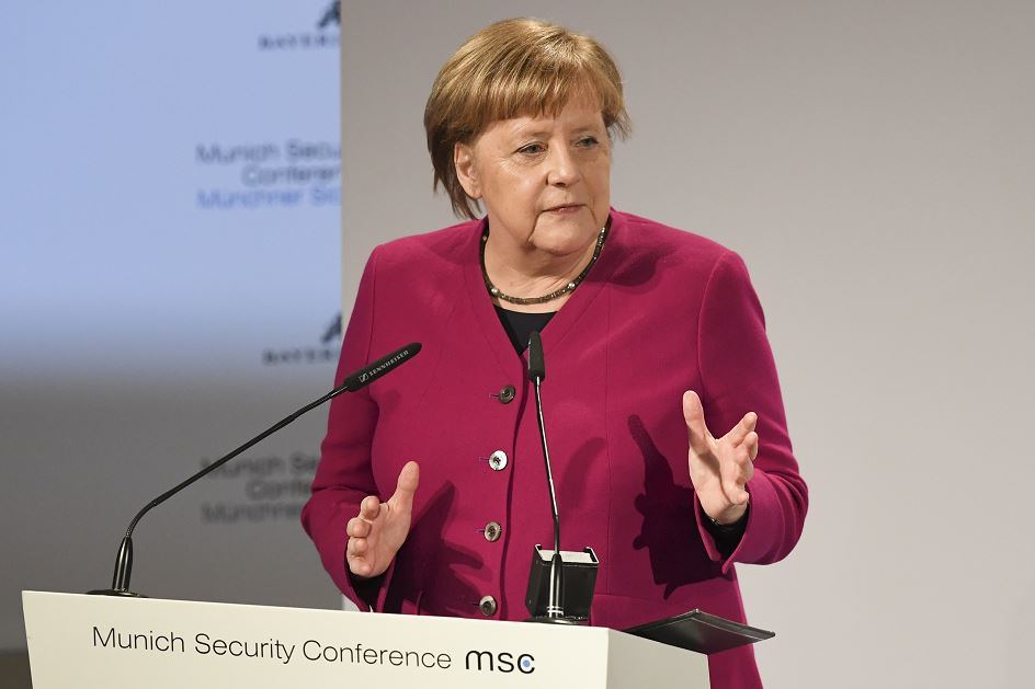 Foto: La canciller alemana Angela Merkel pronuncia su discurso durante la Conferencia de Seguridad en Munich, Alemania, 16 febrero 2019