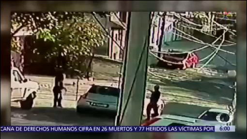 Asaltantes bloquean calle con auto para robar en Naucalpan