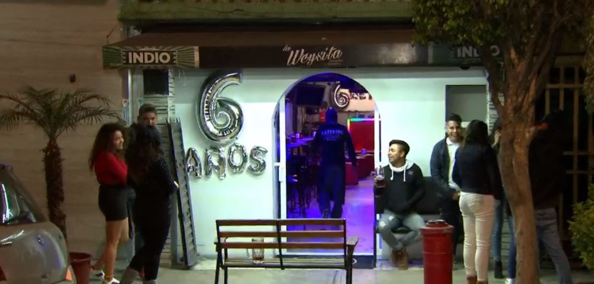 Delincuentes asaltan a clientes de un bar mientras celebraban San Valentín